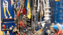 Werkzeug an Lochwand