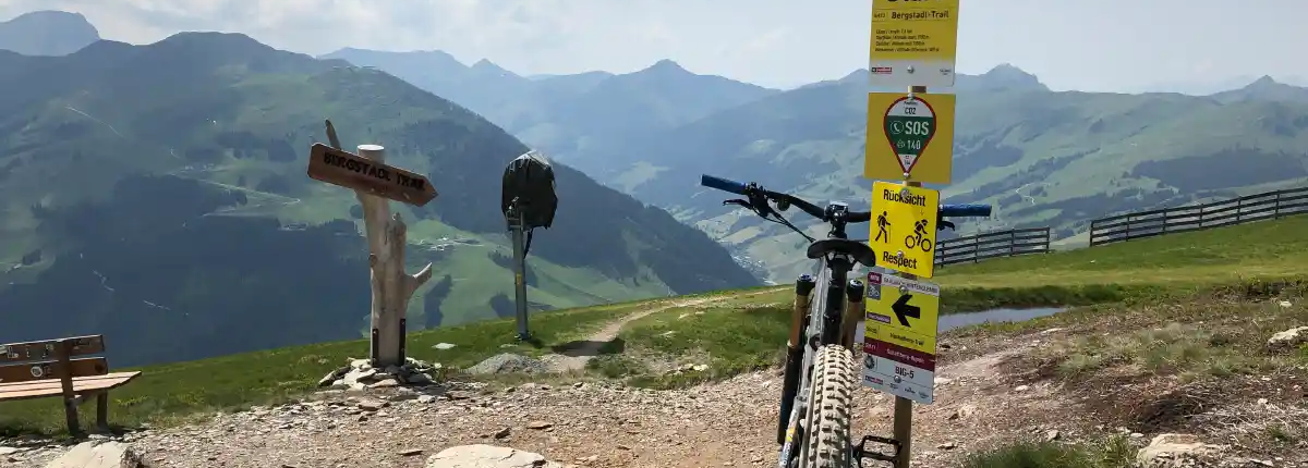 Foto_Leogang - MTB-Urlaub 02 Traileingang mit Schild und tollem Panorama