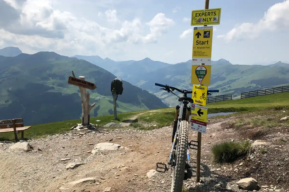 Foto_Leogang - MTB-Urlaub 02 Traileingang mit Schild und tollem Panorama