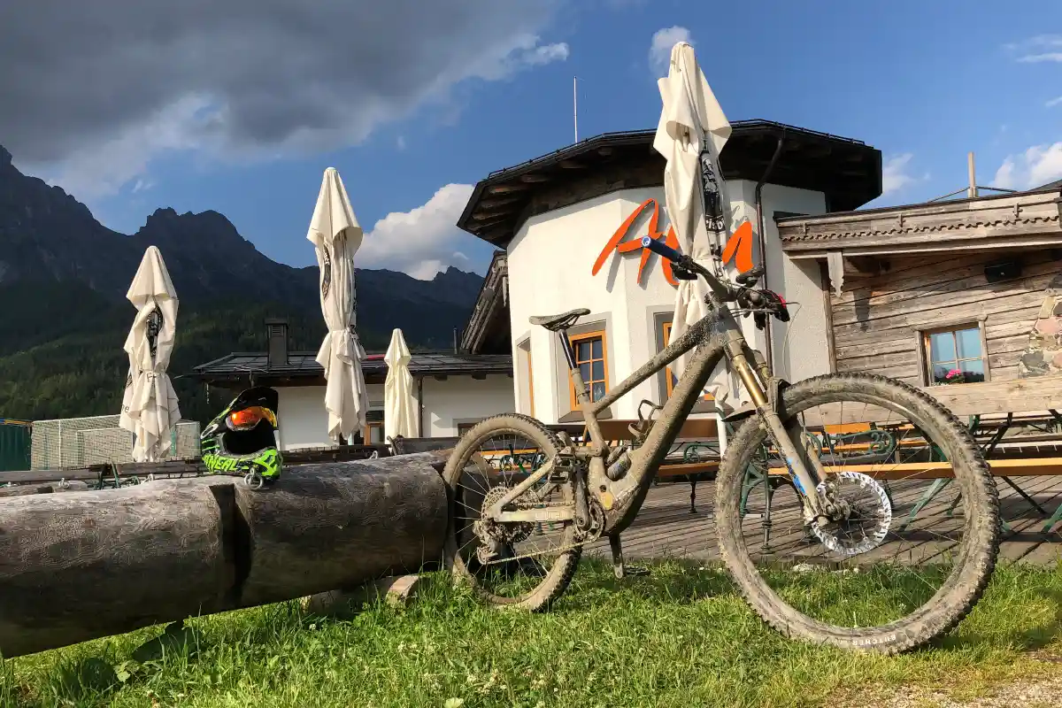 Foto_Leogang - MTB-Urlaub 03 Kralleralm mit dreckigem MTB
